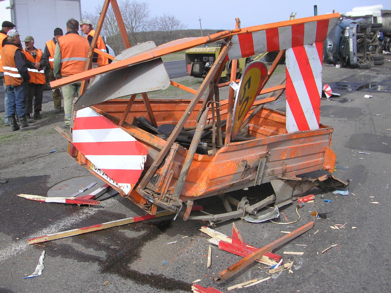 На трасі Київ-Одеса вантажівка в'їхала у "Газель" та збила працівників "Укравтодору